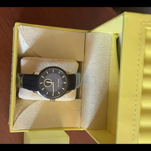 Invicta 40mm Sea Vulture Quartz Silicone Strap Watch - Picture 6 of 8